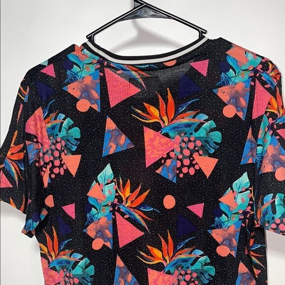 Colorful Geometric Print T-Shirt - Picture 6 of 8